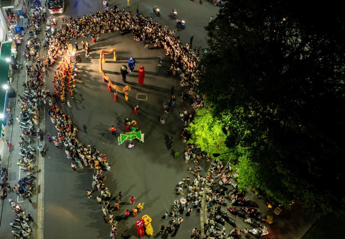 Lân - sư - rồng đại náo đường phố Huế 15 Lân - sư - rồng "đại náo" đường phố Huế - 14