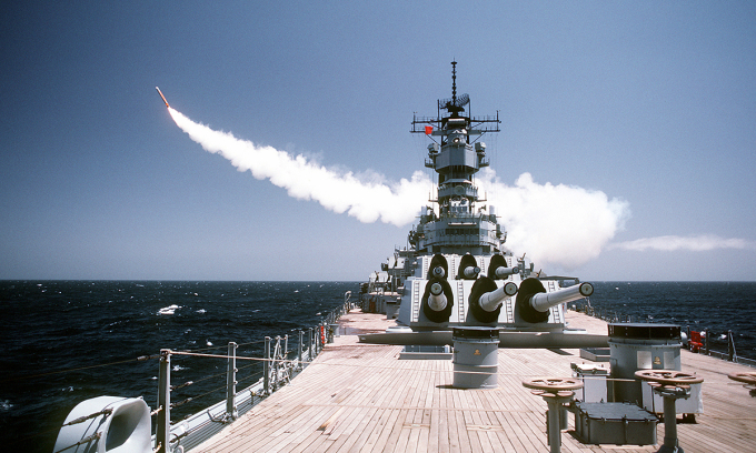 Thiết giáp hạm USS Missouri phóng tên lửa Tomahawk trên Thái Bình Dương tháng 6/1988. Ảnh: US Navy