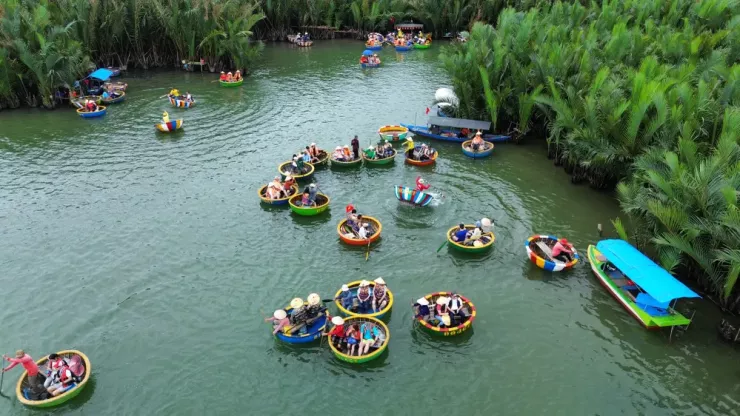 Ngôi làng ở Đà Nẵng lọt top 50 làng du lịch đẹp nhất thế giới 2 Du khách thích thú trải nghiệm chèo thuyền thúng, khám phá rừng dừa nước tại Cẩm Thanh. Ảnh: TN