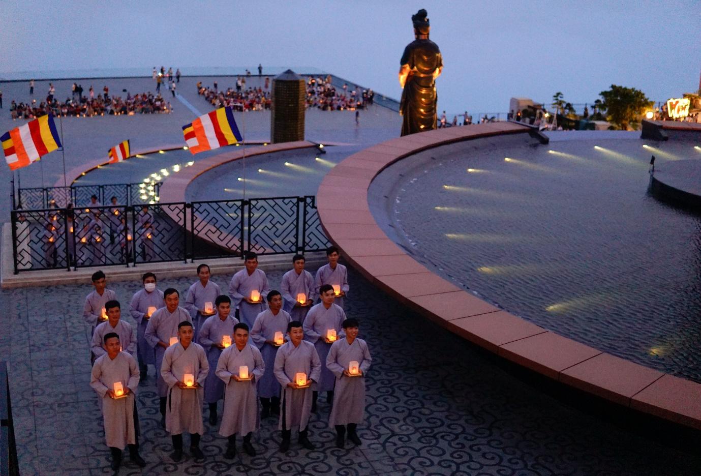 Nghi lễ dâng đăng trên đỉnh núi Bà Đen. Ảnh: Sun World Ba Den Mountain