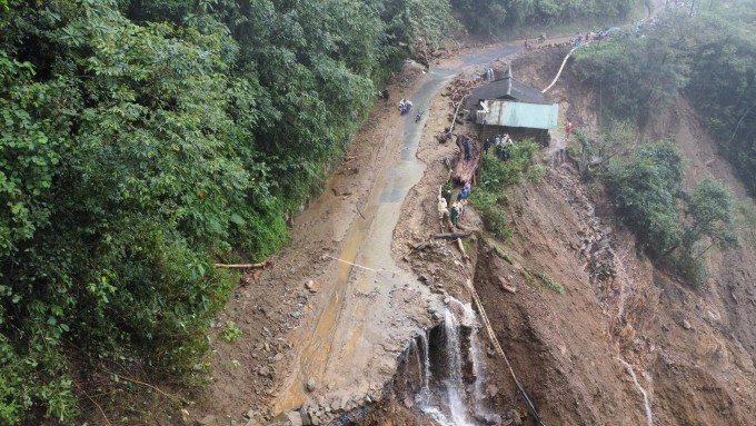 Lực lượng chức năng đang xử lý, khắc phục sạt lở trên đèo Khau Phạ. Ảnh: Toàn Trần