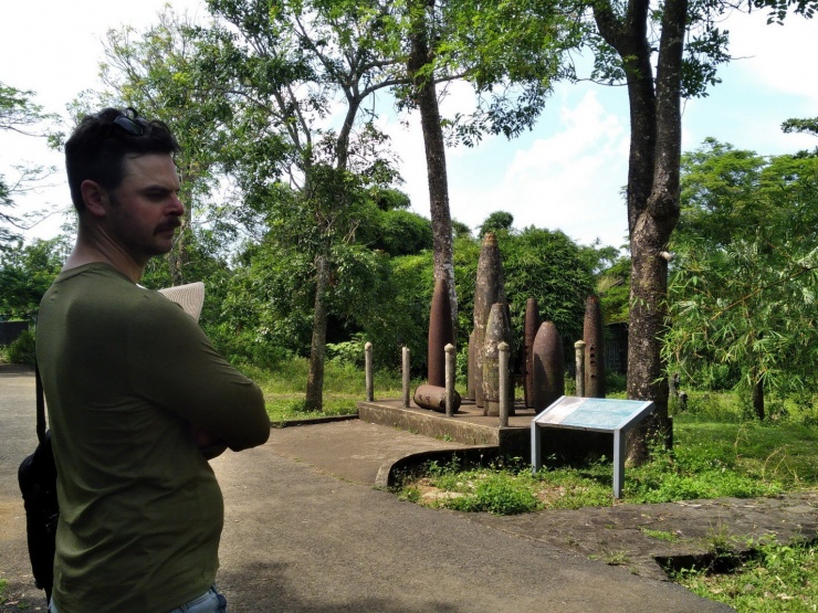 Một du khách quốc tế tham quan địa đạo Vĩnh Mốc