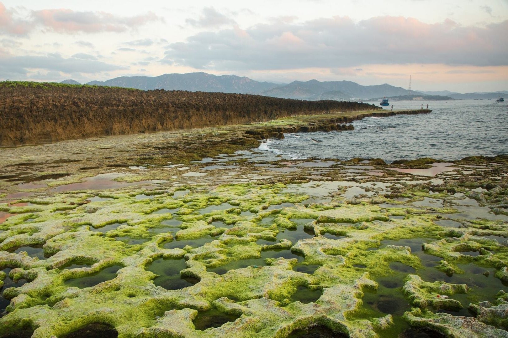 Khách 'săn' cảnh sóng tung bọt trắng xóa, nhìn như ảnh ghép ở Khánh Hòa - 3