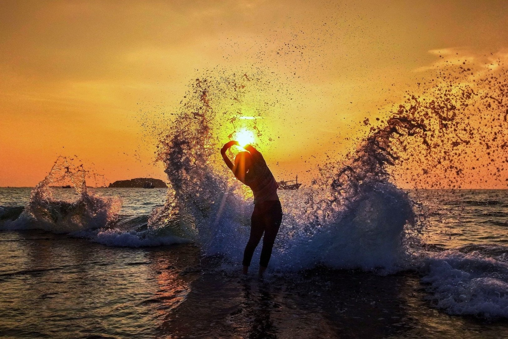 Khách 'săn' cảnh sóng tung bọt trắng xóa, nhìn như ảnh ghép ở Khánh Hòa - 5