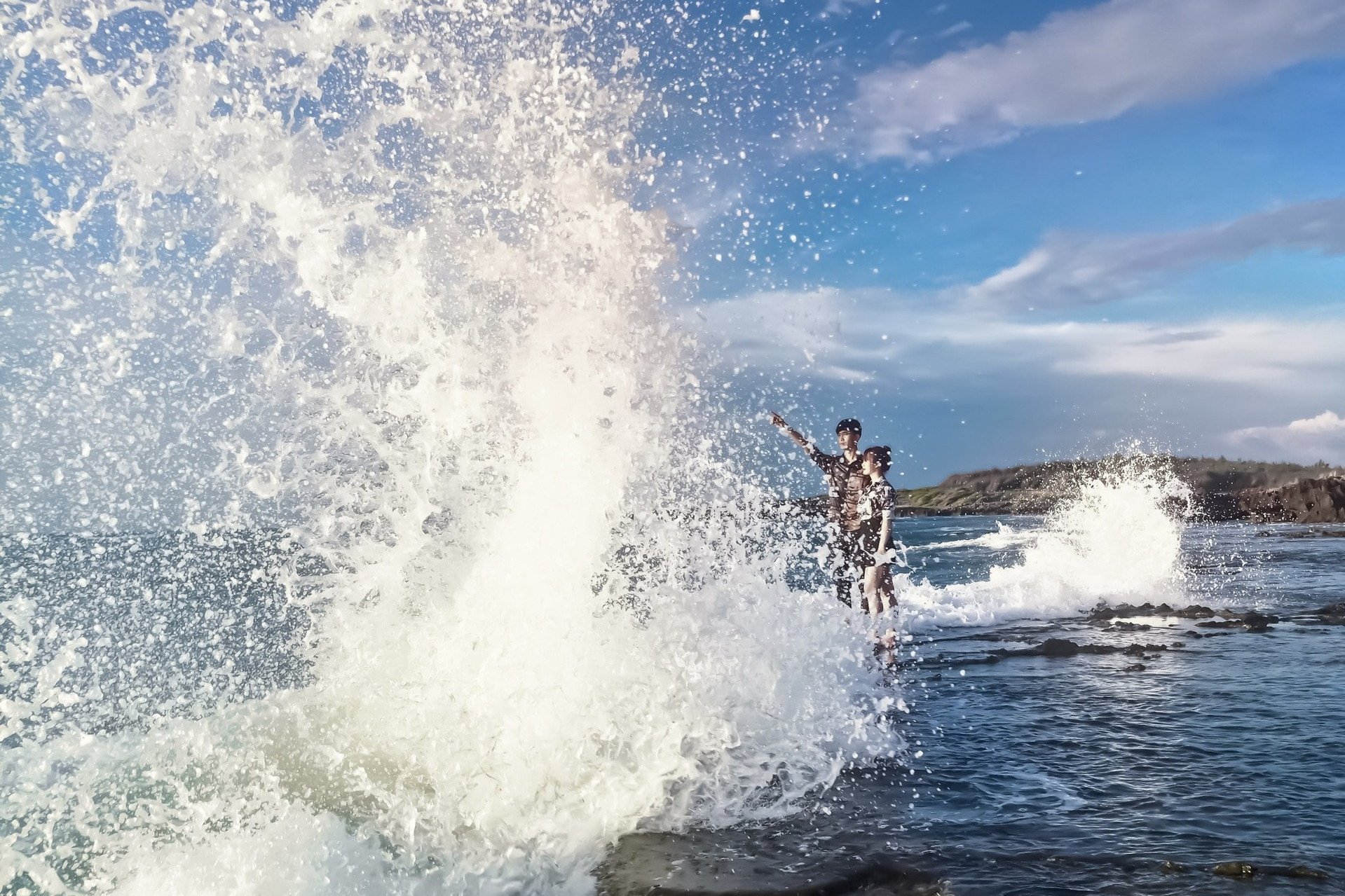 Gặp thủy triều thích hợp, du khách có thể chụp những bức ảnh ấn tượng ở Hòn Đỏ. Ảnh: Trung Van Nguyen