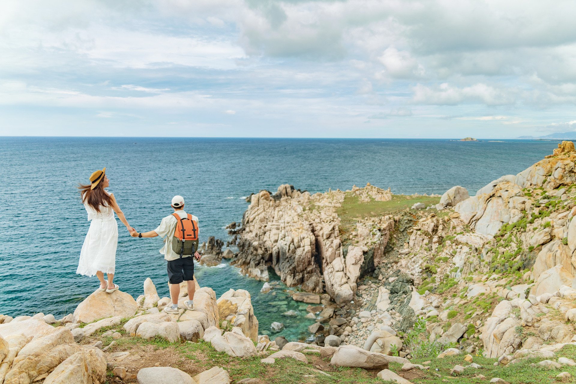 Khách 'săn' cảnh sóng tung bọt trắng xóa, nhìn như ảnh ghép ở Khánh Hòa - 8