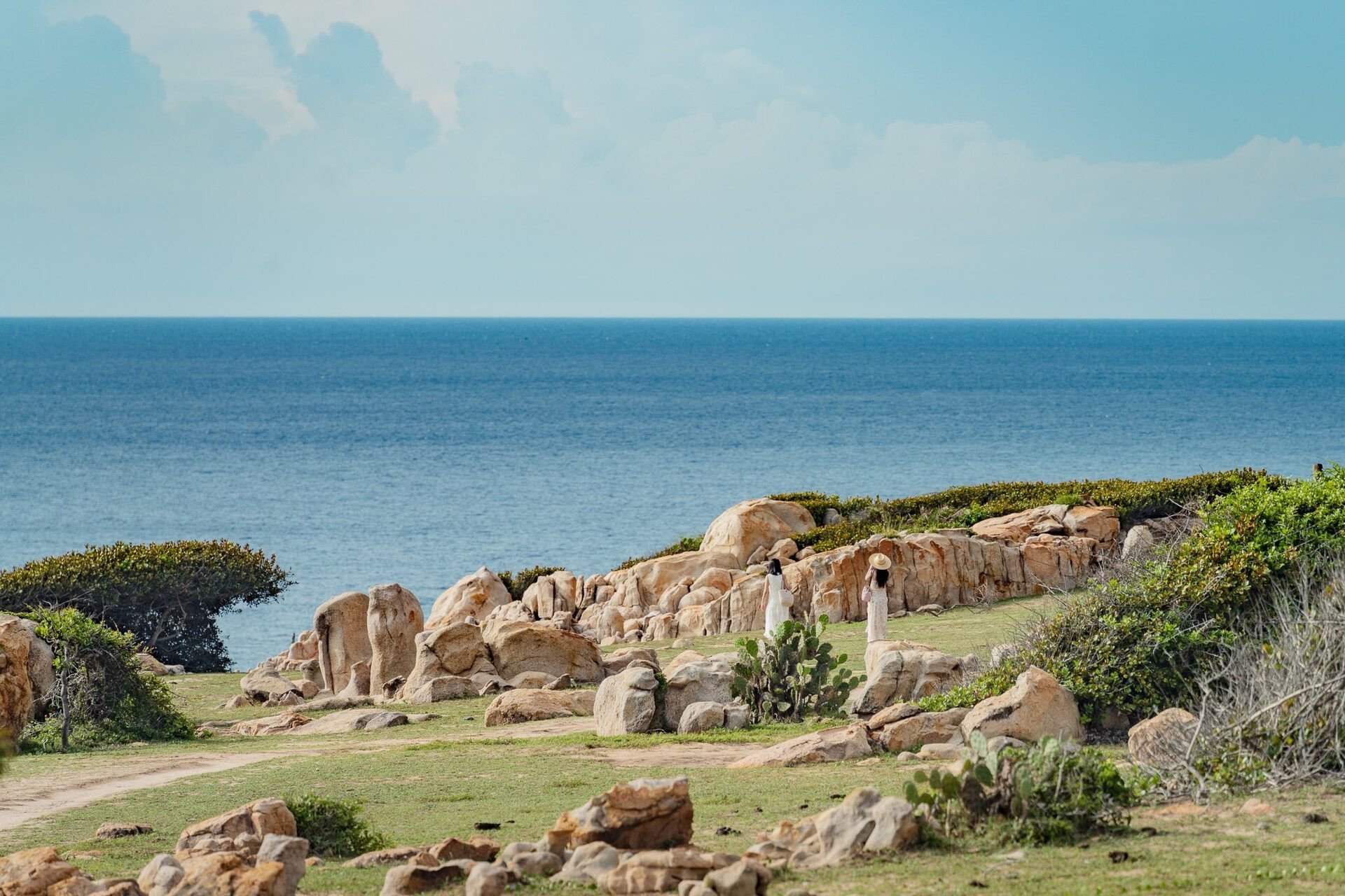 Cảng cá Mỹ Tân, công viên đá, cánh đồng tỏi... là những điểm đến gần biển Hòn Đỏ. Ảnh: Nguyễn Hồng Nhật