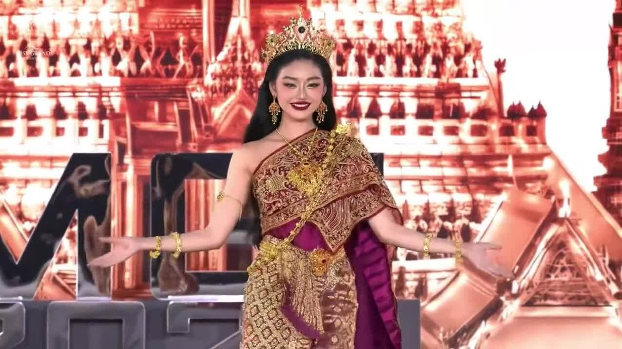 Hoa hậu Yến Nhi diễn trang phục truyền thống Thái Lan