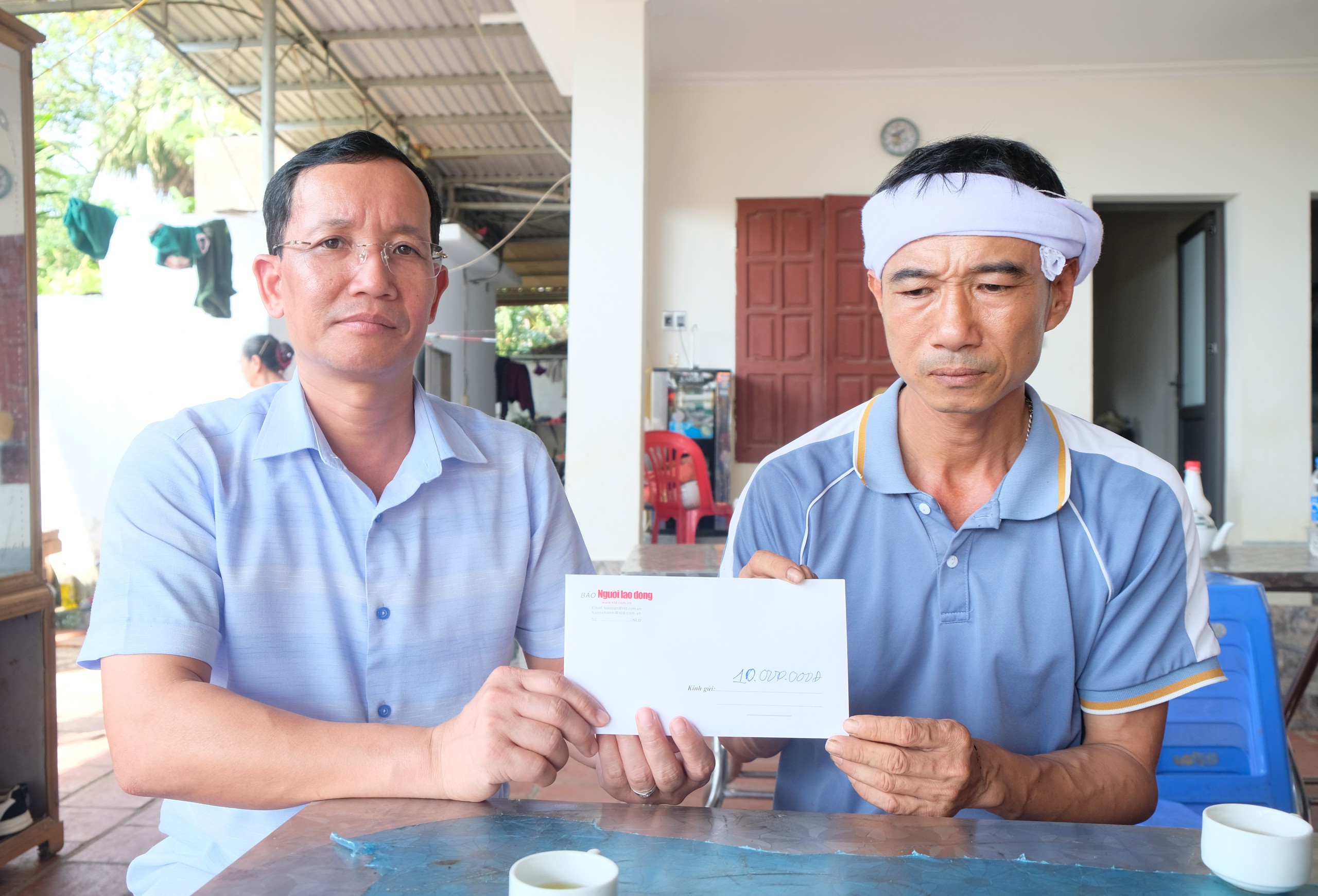 Báo Người Lao Động trao 60 triệu đồng tới gia đình gặp nạn bão số 10 ở Thanh Hóa - Ảnh 2.