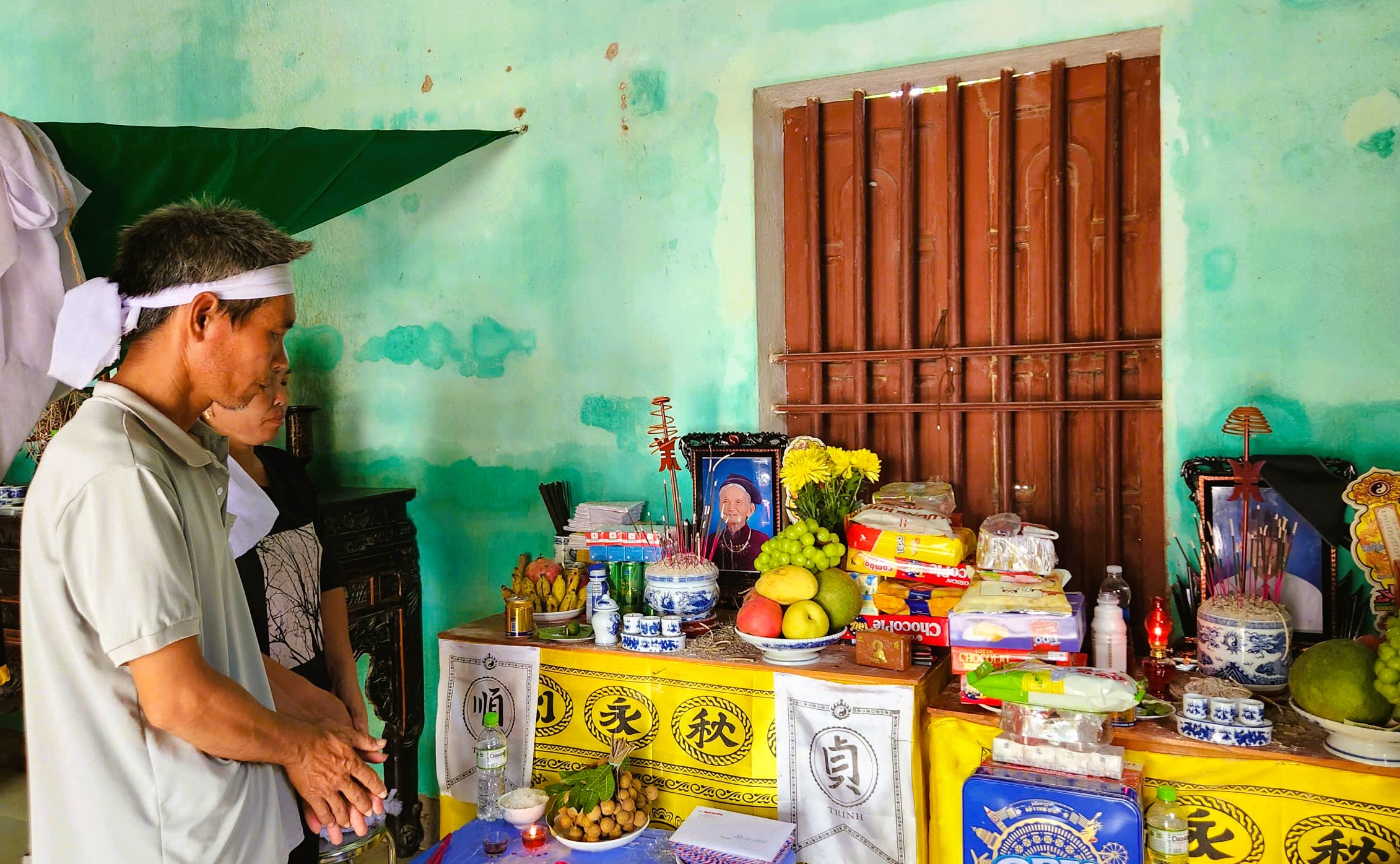 Báo Người Lao Động trao 60 triệu đồng tới gia đình gặp nạn bão số 10 ở Thanh Hóa - Ảnh 4.