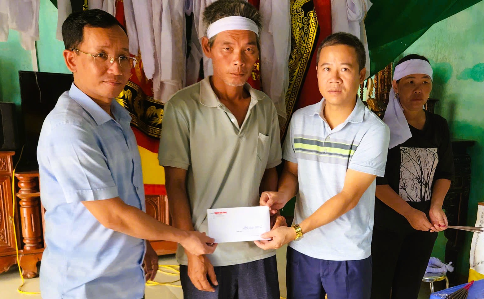 Báo Người Lao Động trao 60 triệu đồng tới gia đình gặp nạn bão số 10 ở Thanh Hóa - Ảnh 5.