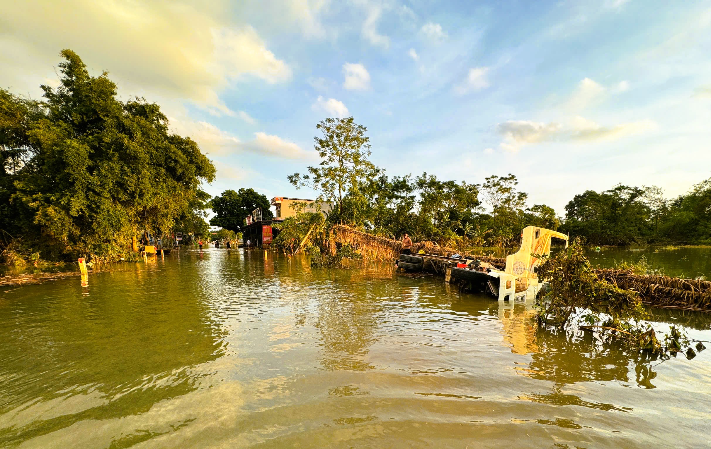 Báo Người Lao Động trao 60 triệu đồng tới gia đình gặp nạn bão số 10 ở Thanh Hóa - Ảnh 6.