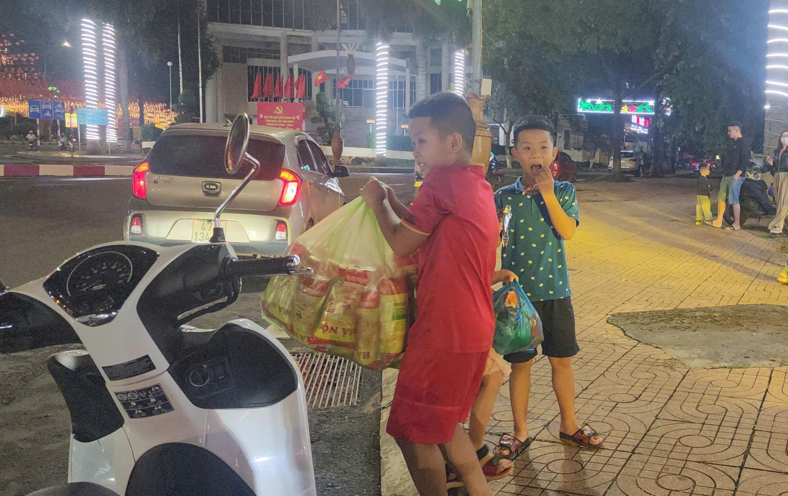 Người dân Đắk Lắk hỗ trợ miền Trung khắc phục hậu quả bão số 10 - Ảnh 2.