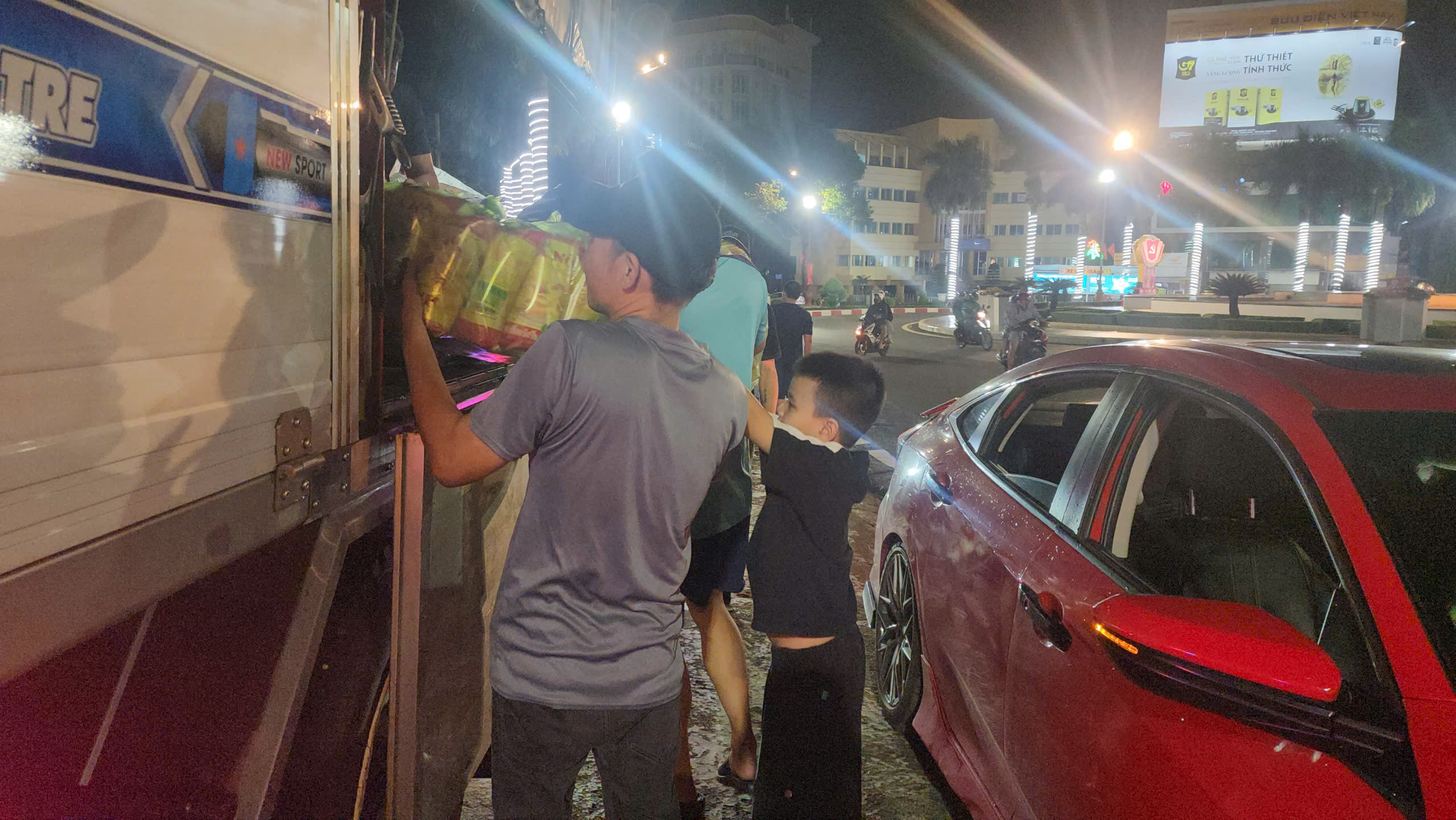 Người dân Đắk Lắk hỗ trợ miền Trung khắc phục hậu quả bão số 10 - Ảnh 3.