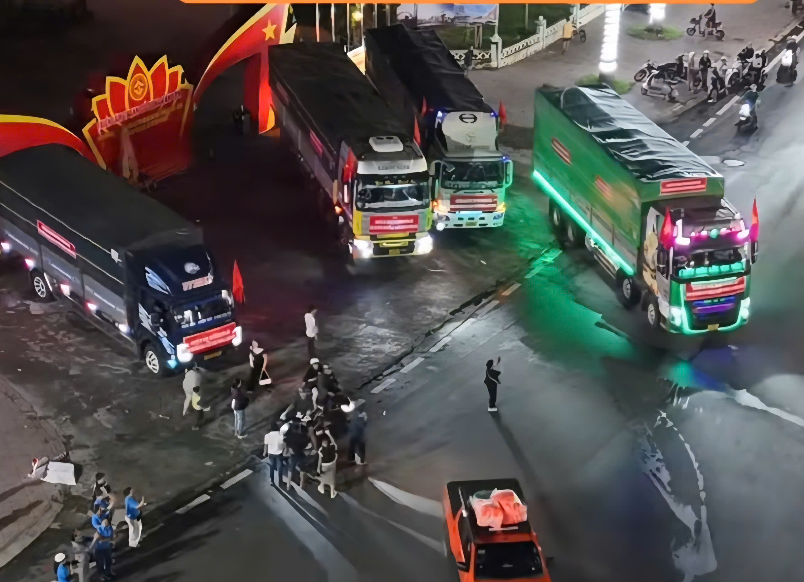 Người dân Đắk Lắk hỗ trợ miền Trung khắc phục hậu quả bão số 10 - Ảnh 6.