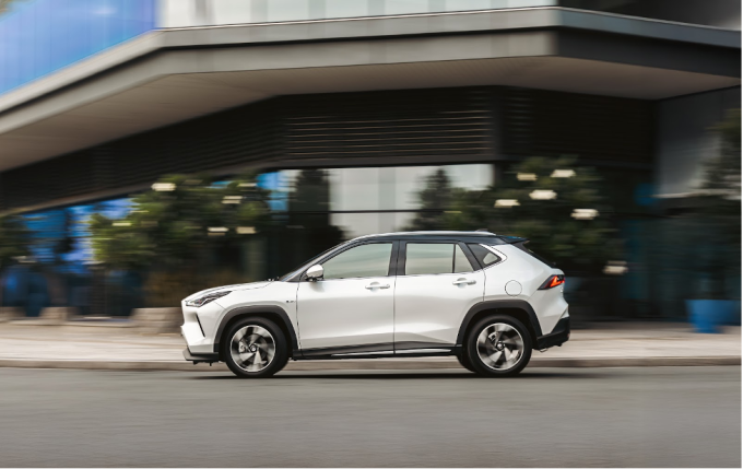 Vận hành Yaris Cross HEV trên đường phố. Ảnh: TMV