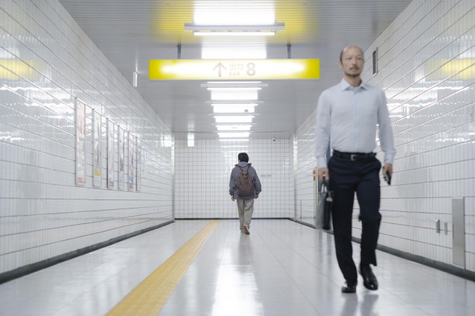 Bối cảnh phim Exit 8 diễn ra ở hành lang ga tàu điện ngầm. Ảnh: Toho