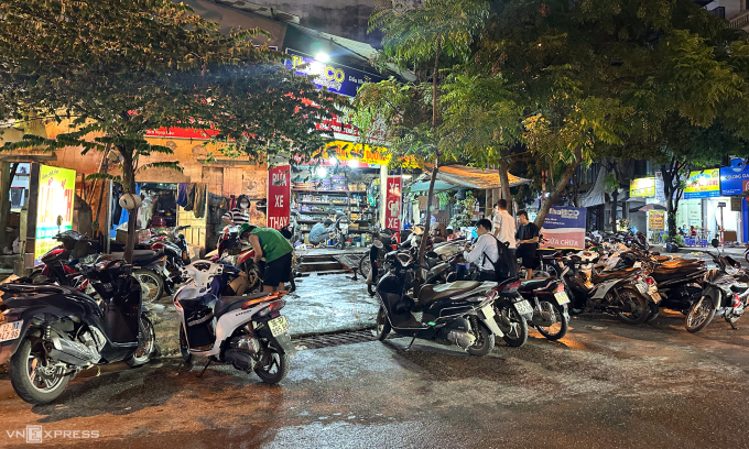 Hơn chục xe máy chờ kiểm tra để sửa chữa sau ngập nước. Ảnh: Minh Quân