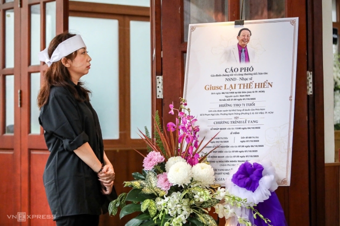 Con gái nhạc sĩ Thế Hiển ở lễ tang. Ông có hai người con - nhạc sĩ Bảo Huy và ca sĩ Lan Anh, đều với người vợ đầu. Ảnh: Cát Tiên