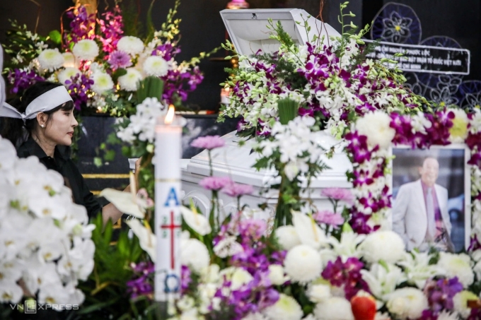 Vợ nhạc sĩ - bà Kim Phượng - túc trực trong lễ viếng.