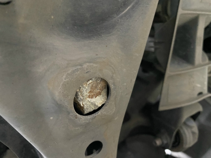 Đá cuội kẹt vào càng xe sau khi bão, khiến gây ra tiếng động lạ khi xe di chuyển qua chỗ xóc. Ảnh: Hồ Tân