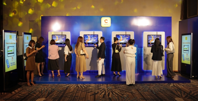 Khách tham dự trải nghiệm các công nghệ quảng cáo màn hình. Ảnh: Chicilon Digital Media