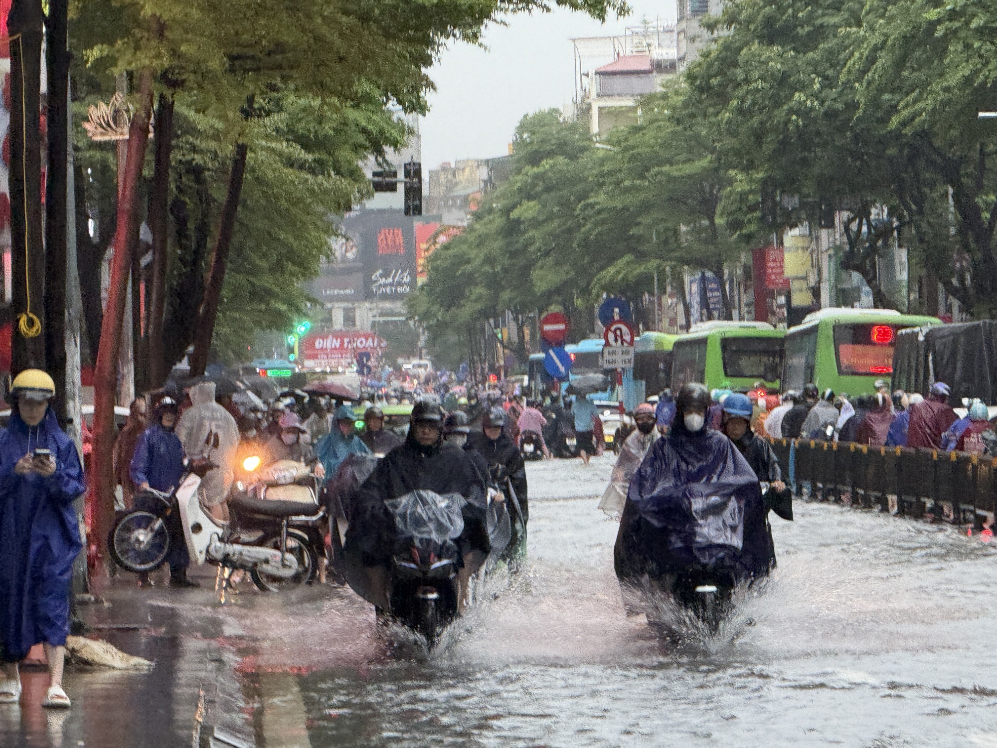 Chủ tịch Hà Nội: Chủ động cho học sinh nghỉ học để ứng phó bão số 11 - Ảnh 2.
