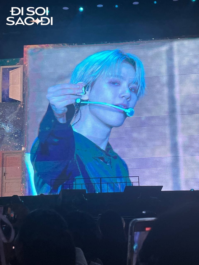 Nam thần Kpop sang Việt Nam vấp chân suýt vồ ếch trên sân khấu, mẩn đỏ dị ứng lan khắp cổ- Ảnh 3.