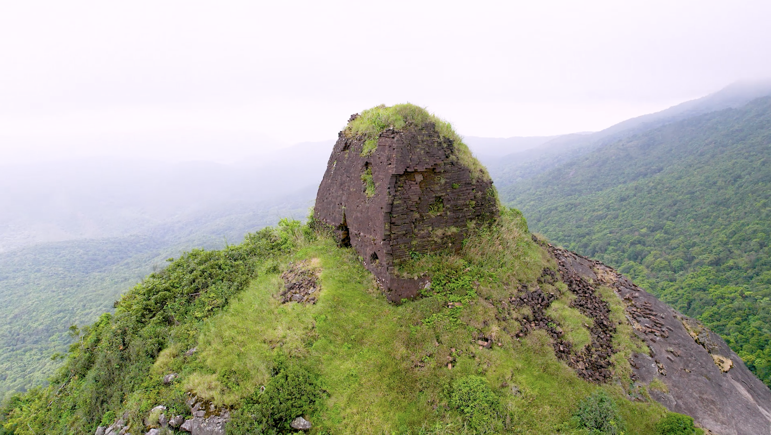 Tháp Chăm kỳ lạ trên đỉnh đá khổng lồ- Ảnh 2.