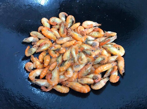 Rang tôm tuyệt đối không cho thứ nước này, tôm sẽ đỏ au, giòn ngon, thơm nức chẳng có mùi tanh - 2