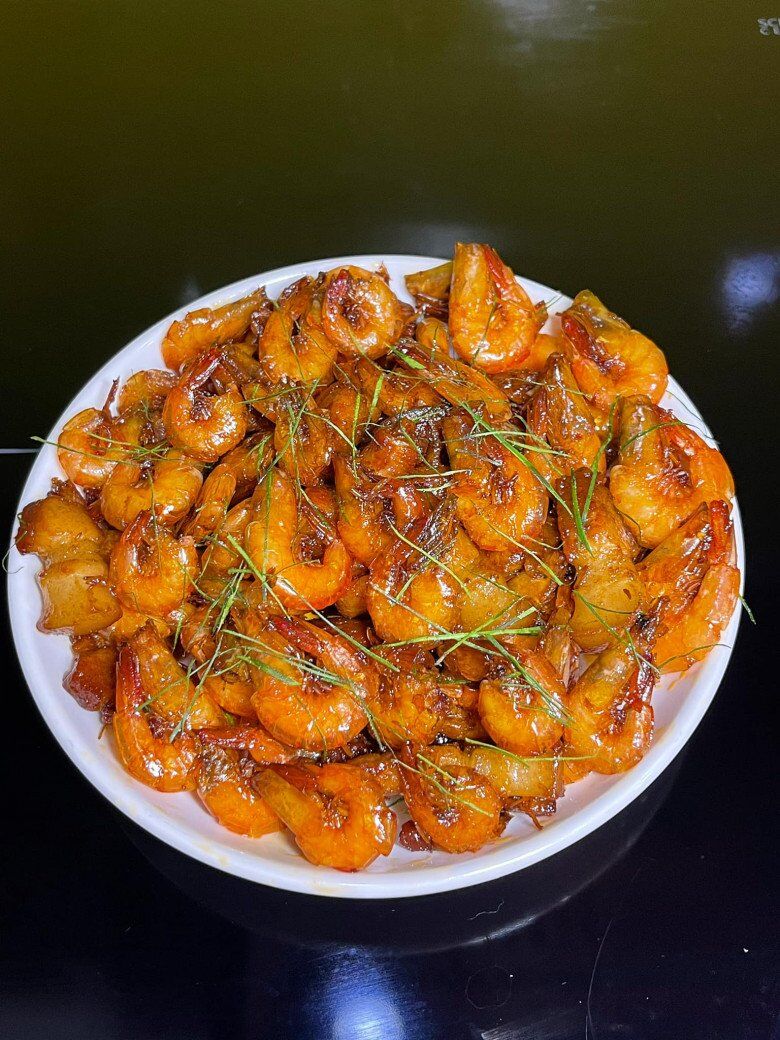 Rang tôm tuyệt đối không cho thứ nước này, tôm sẽ đỏ au, giòn ngon, thơm nức chẳng có mùi tanh - 3