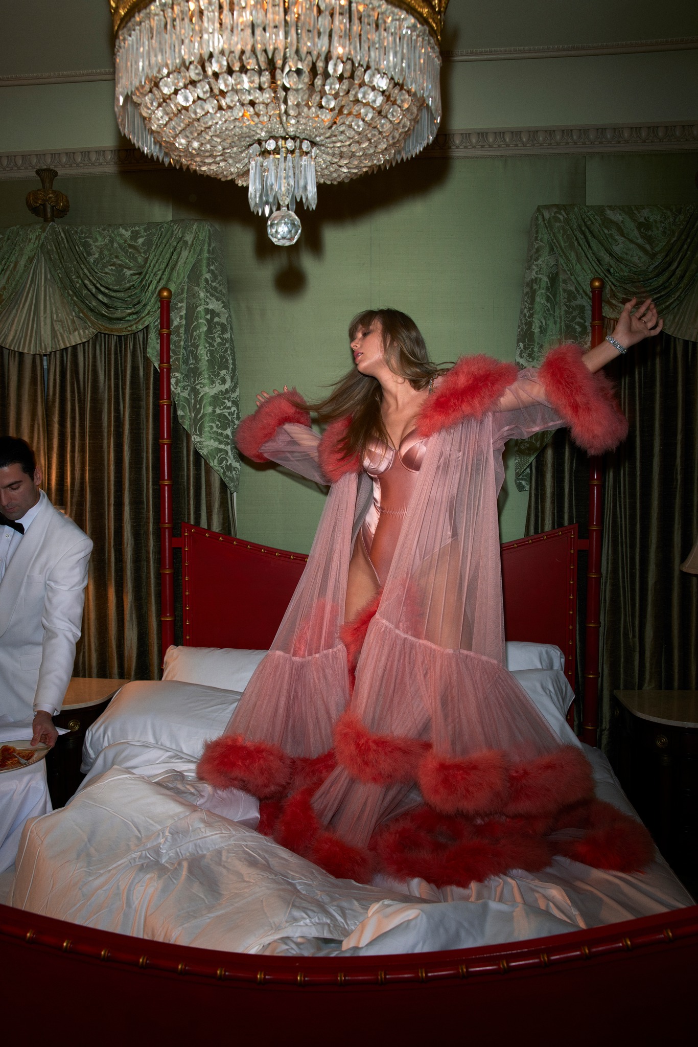 Taylor Swift lấy chồng nhưng không bỏ cuộc chơi: Nhạc 