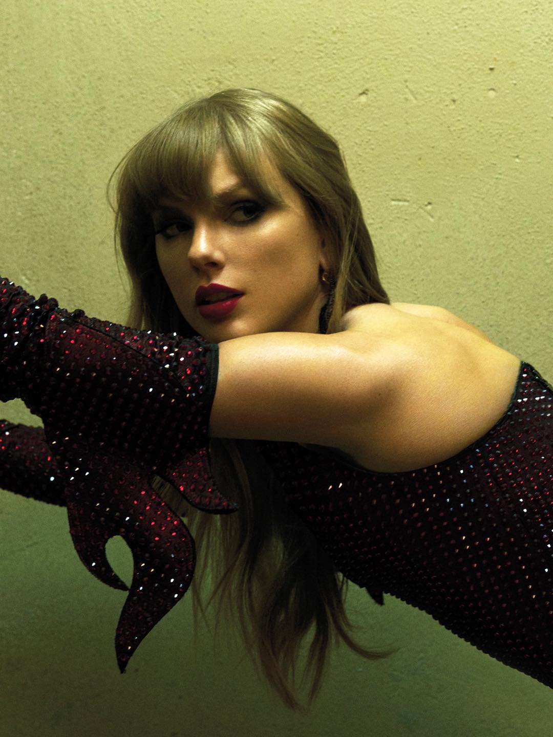 Taylor Swift lấy chồng nhưng không bỏ cuộc chơi: Nhạc 