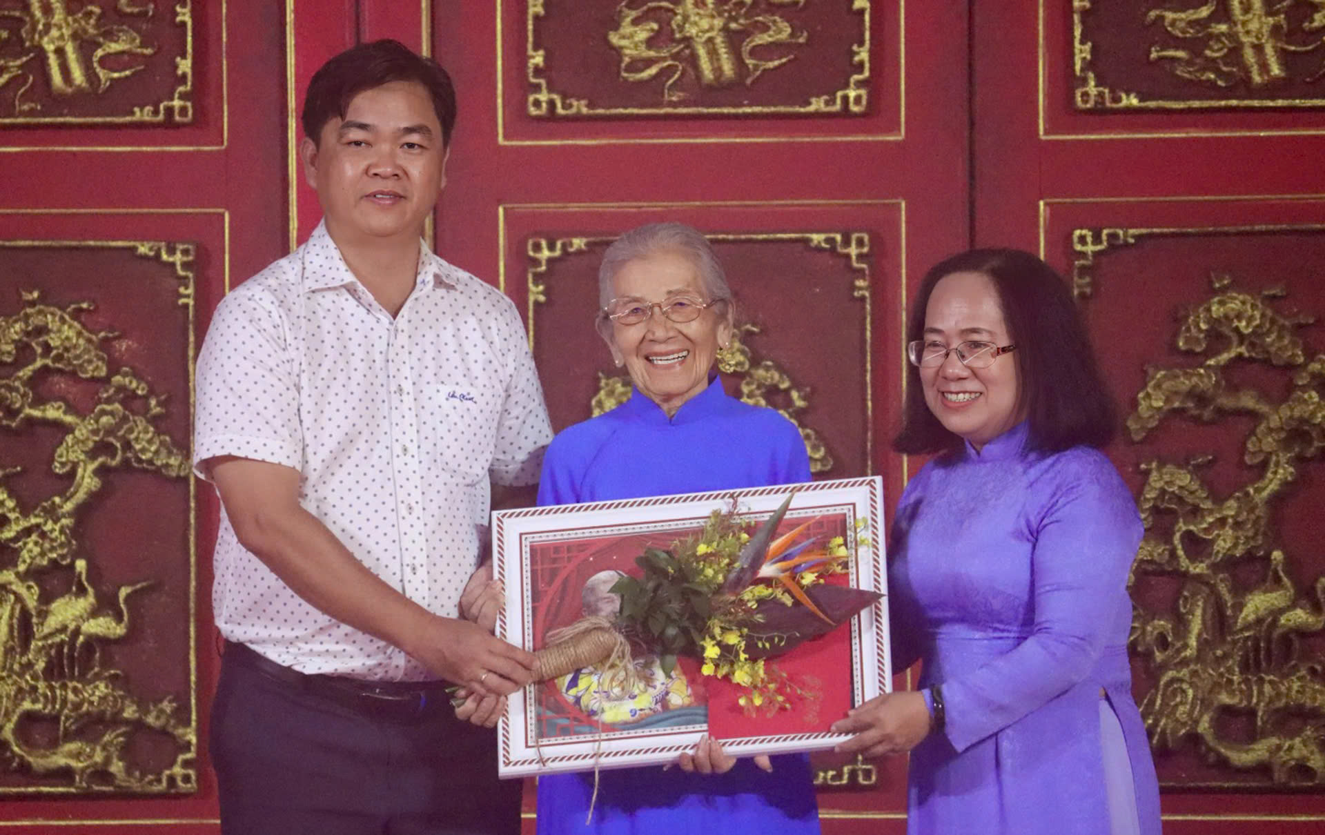 NSND Kim Cương, Minh Vương xúc động khi được tri ân trong ngày giỗ Tổ sân khấu- Ảnh 2. NSND Kim Cương, Minh Vương xúc động khi được tri ân trong ngày giỗ Tổ sân khấu- Ảnh 2.