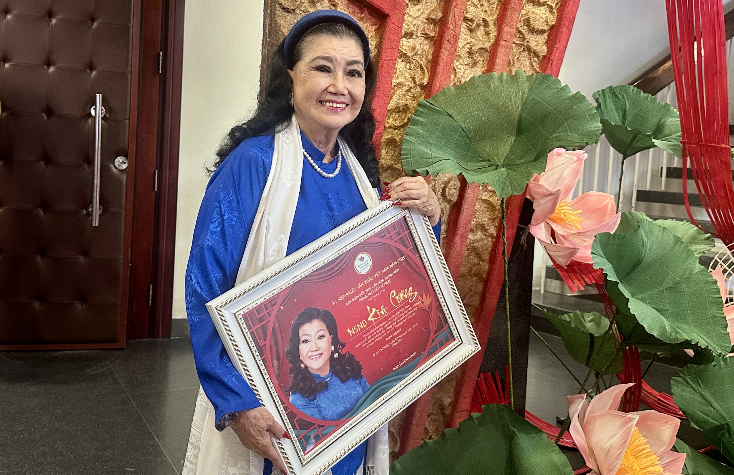 NSND Kim Cương, Minh Vương xúc động khi được tri ân trong ngày giỗ Tổ sân khấu- Ảnh 3. NSND Kim Cương, Minh Vương xúc động khi được tri ân trong ngày giỗ Tổ sân khấu- Ảnh 3.