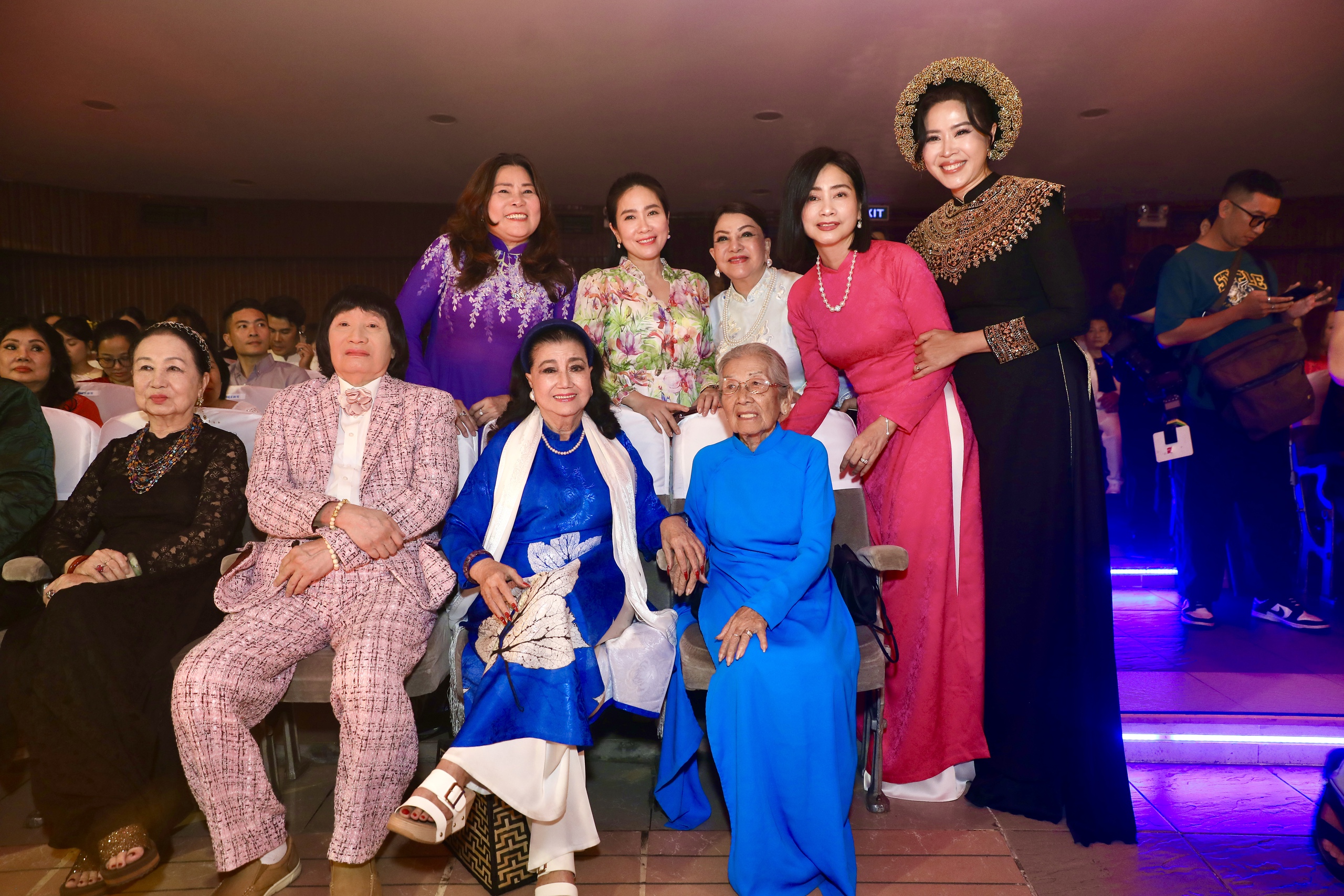 NSND Kim Cương, Minh Vương xúc động khi được tri ân trong ngày giỗ Tổ sân khấu- Ảnh 4. NSND Kim Cương, Minh Vương xúc động khi được tri ân trong ngày giỗ Tổ sân khấu- Ảnh 4.