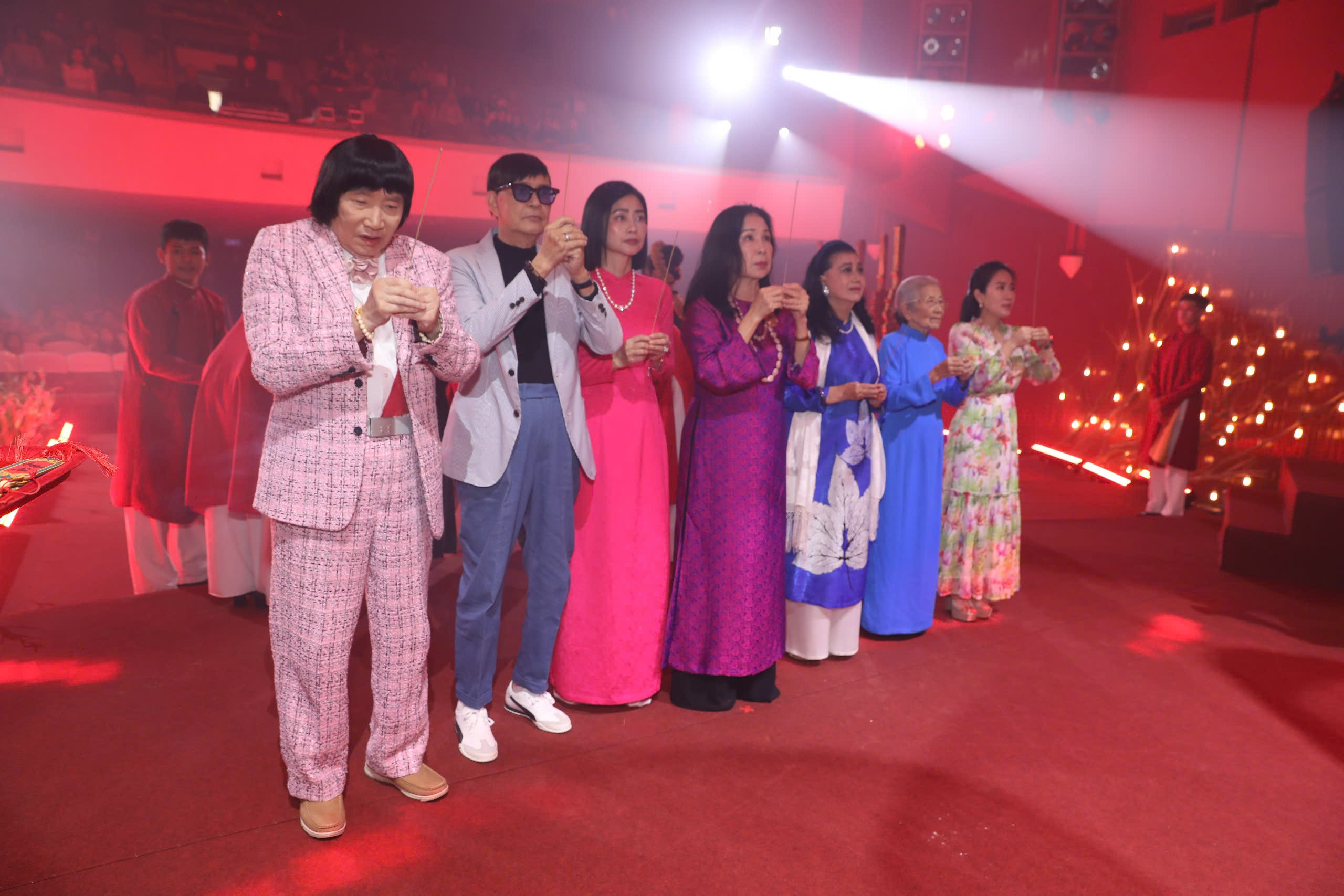 NSND Kim Cương, Minh Vương xúc động khi được tri ân trong ngày giỗ Tổ sân khấu- Ảnh 5. NSND Kim Cương, Minh Vương xúc động khi được tri ân trong ngày giỗ Tổ sân khấu- Ảnh 5.