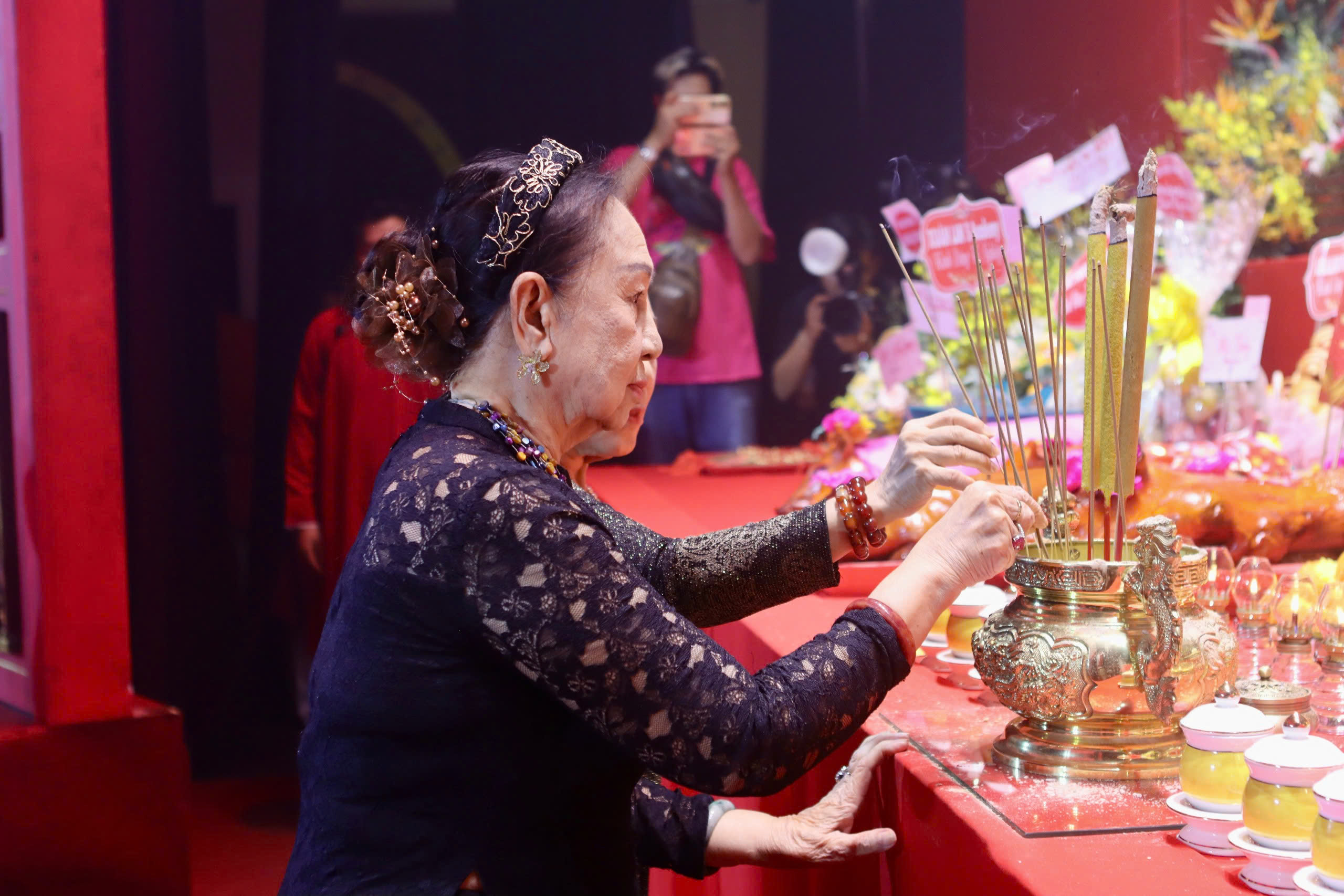 NSND Kim Cương, Minh Vương xúc động khi được tri ân trong ngày giỗ Tổ sân khấu- Ảnh 6. NSND Kim Cương, Minh Vương xúc động khi được tri ân trong ngày giỗ Tổ sân khấu- Ảnh 6.