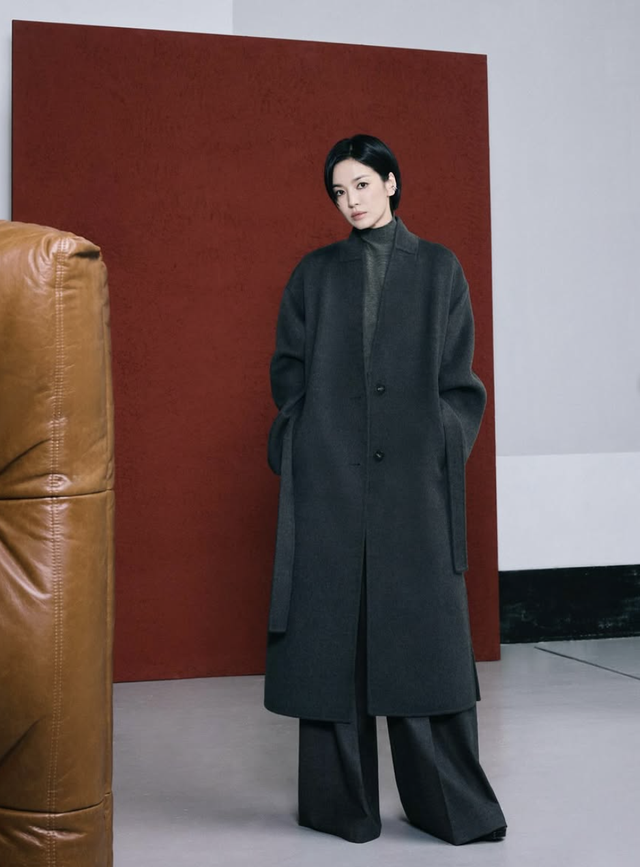 Áo cổ lọ trung tính khẳng định vẻ đẹp thời thượng ngày thu- Ảnh 5.