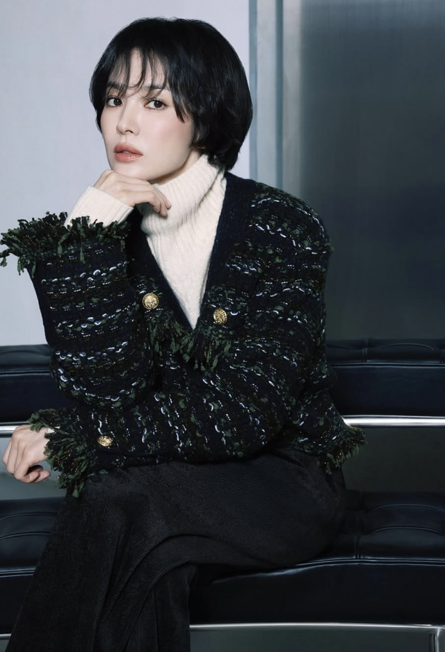 Áo cổ lọ trung tính khẳng định vẻ đẹp thời thượng ngày thu- Ảnh 7.