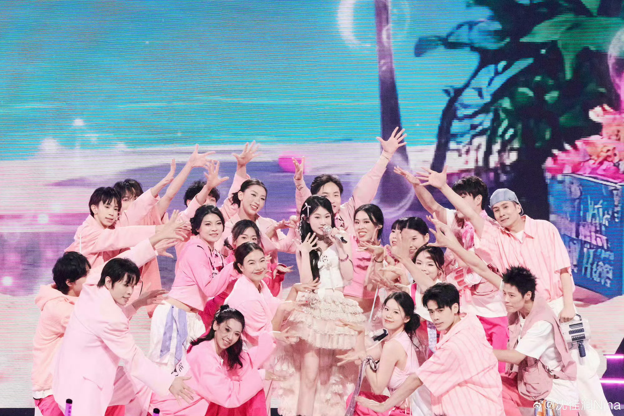 Nữ idol “ngậm thìa vàng” ê chề bán được 0 album, hát live 1 lần gây sốt cả nước- Ảnh 2.