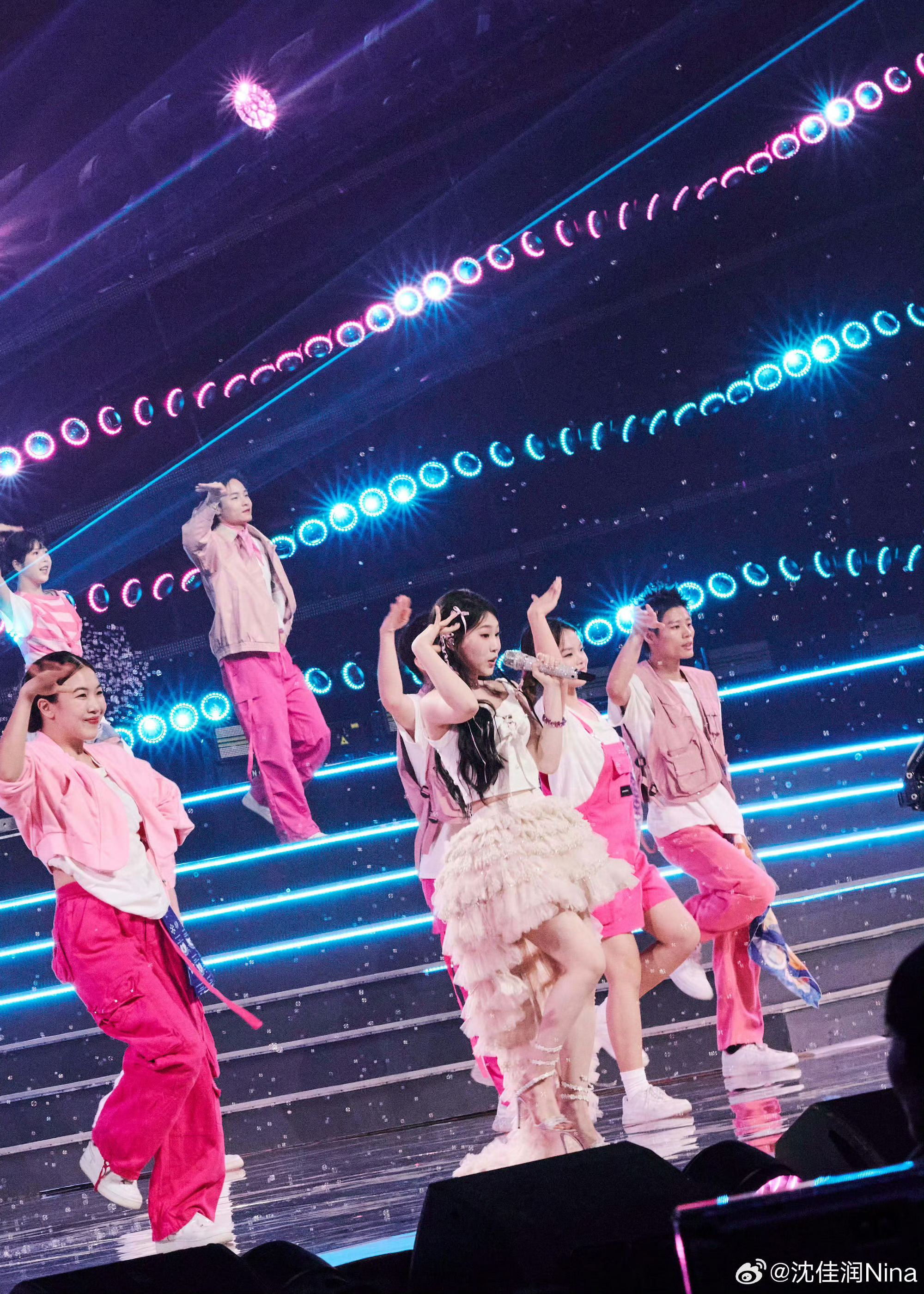 Nữ idol “ngậm thìa vàng” ê chề bán được 0 album, hát live 1 lần gây sốt cả nước- Ảnh 3.