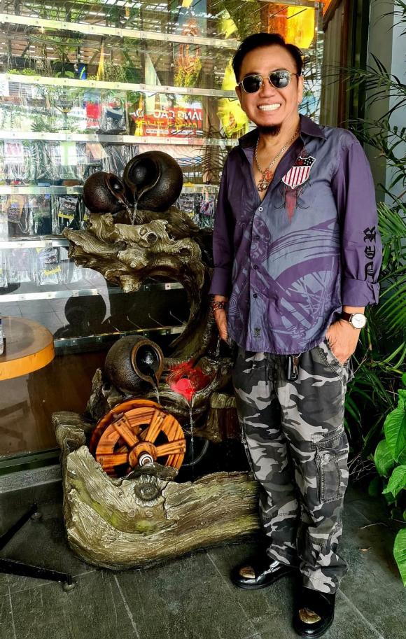 danh-hai-dinh-dam-kiem-tram-trieu-moi-ngay-nhung-an-choi-khet-tieng-nay-ban-ca-phe-cung-vo-7-ngoisaovn-w1300-h2048 0 danh hài Hồng Tơ, sao Việt