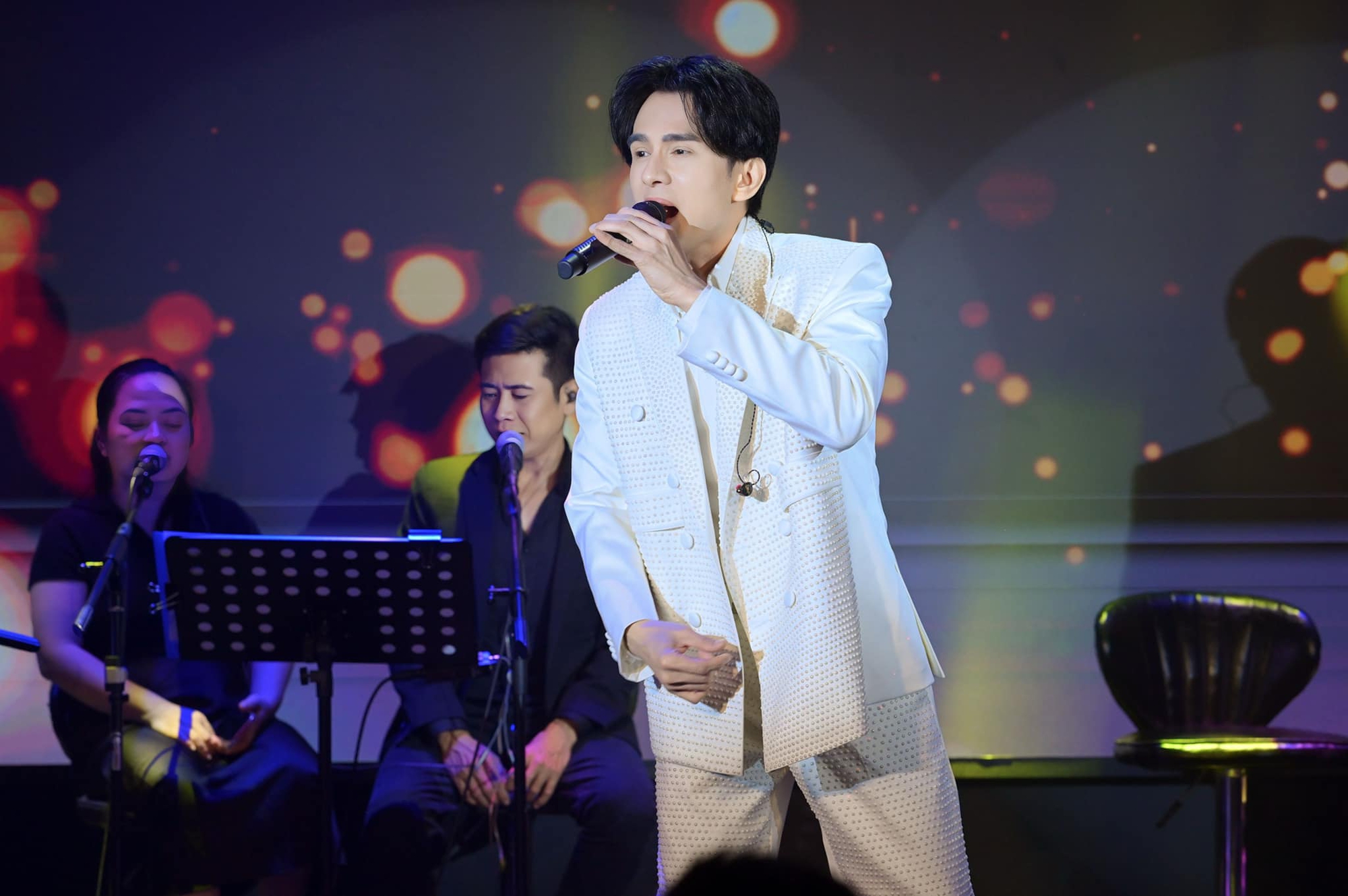 Bích Phương và nhiều nghệ sĩ ra thông báo quan trọng trước tình hình căng thẳng của 2 cơn bão số 9 và 10- Ảnh 2.