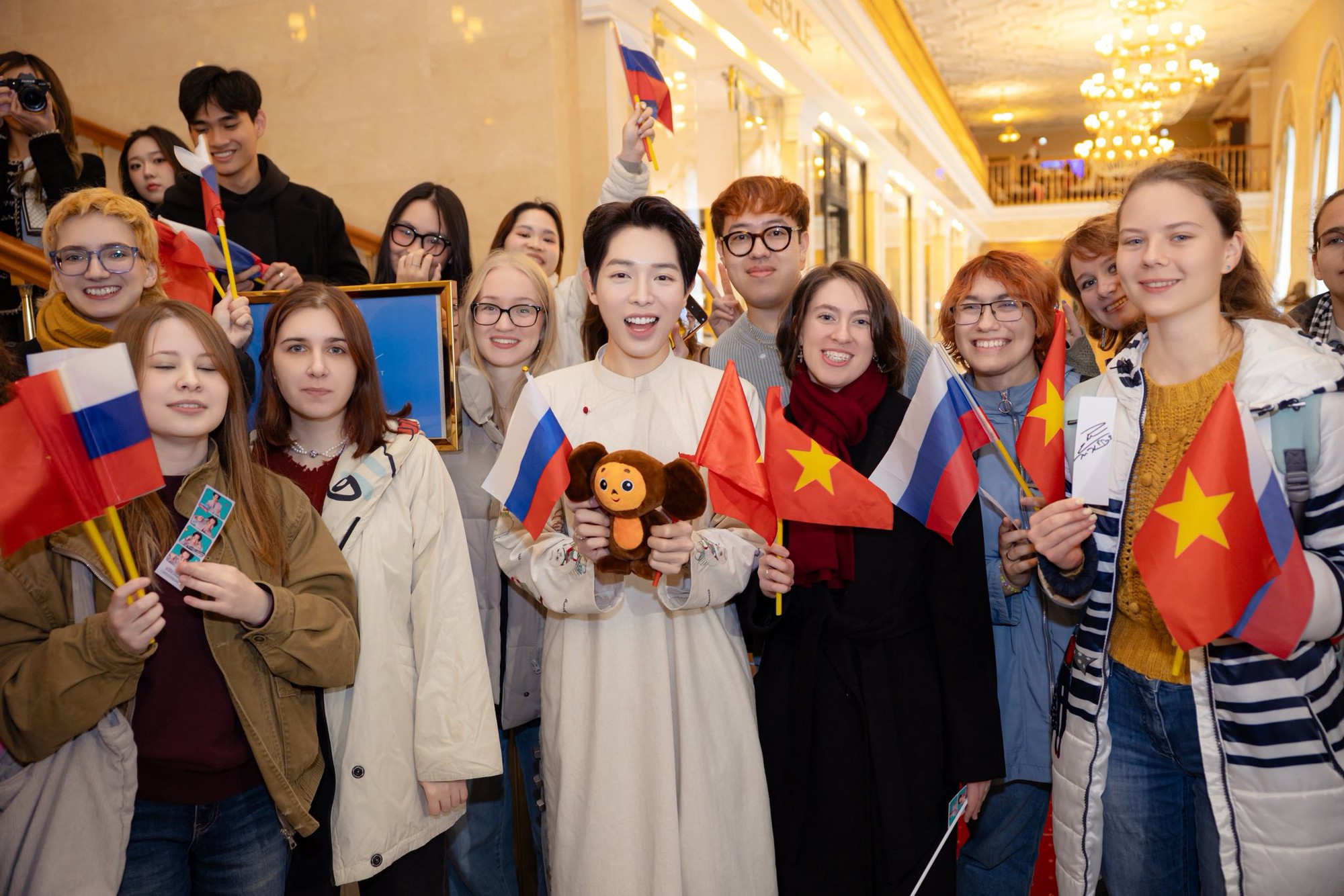 Giải đáp về sân khấu Intervision đậm hồn Việt của Đức Phúc, tại sao có tất cả nhưng vẫn thiếu cờ đỏ sao vàng?- Ảnh 11.