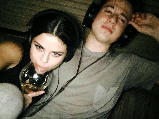 Hành động đáng ngờ của tình cũ đúng ngày Selena Gomez kết hôn, còn lụy như này chối sao nổi!- Ảnh 5.