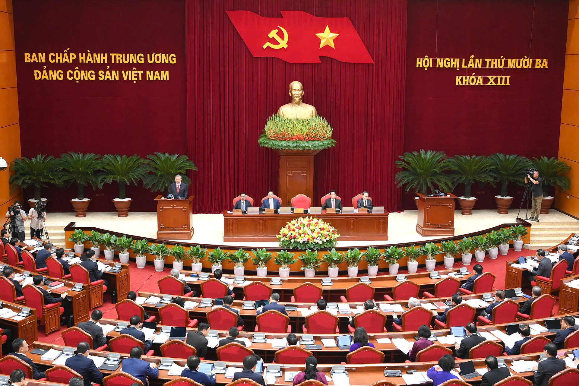 Khai mạc Hội nghị Trung ương 13: Lấy phiếu giới thiệu nhân sự khóa XIV - Ảnh 4.