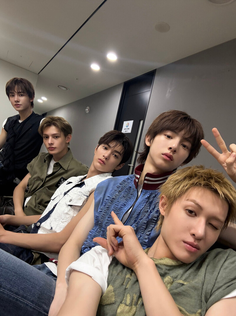 Nhóm nam đang mang cơn sốt Kpop trở lại: Tưởng flop ai ngờ hot không tưởng, toàn “ngoan xinh yêu” làm cô dì đổ đứ đừ- Ảnh 11.