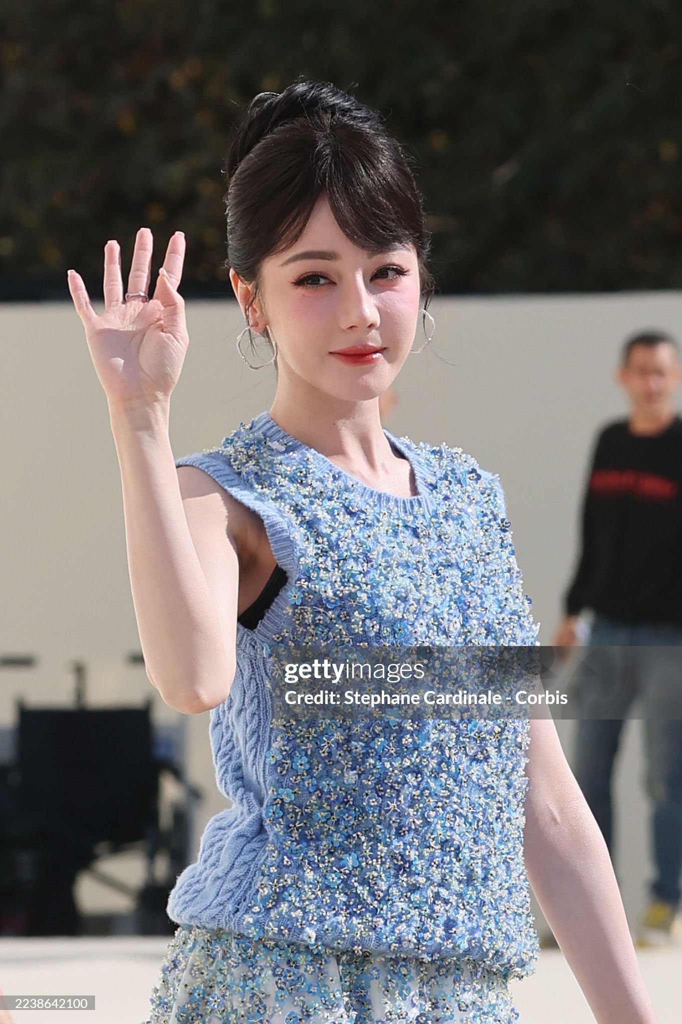 Địch Lệ Nhiệt Ba chưa thoát drama: Ảnh đẹp long lanh tại show Dior là giả, bị hãng cho mặc đồ giá trị thấp?- Ảnh 4.