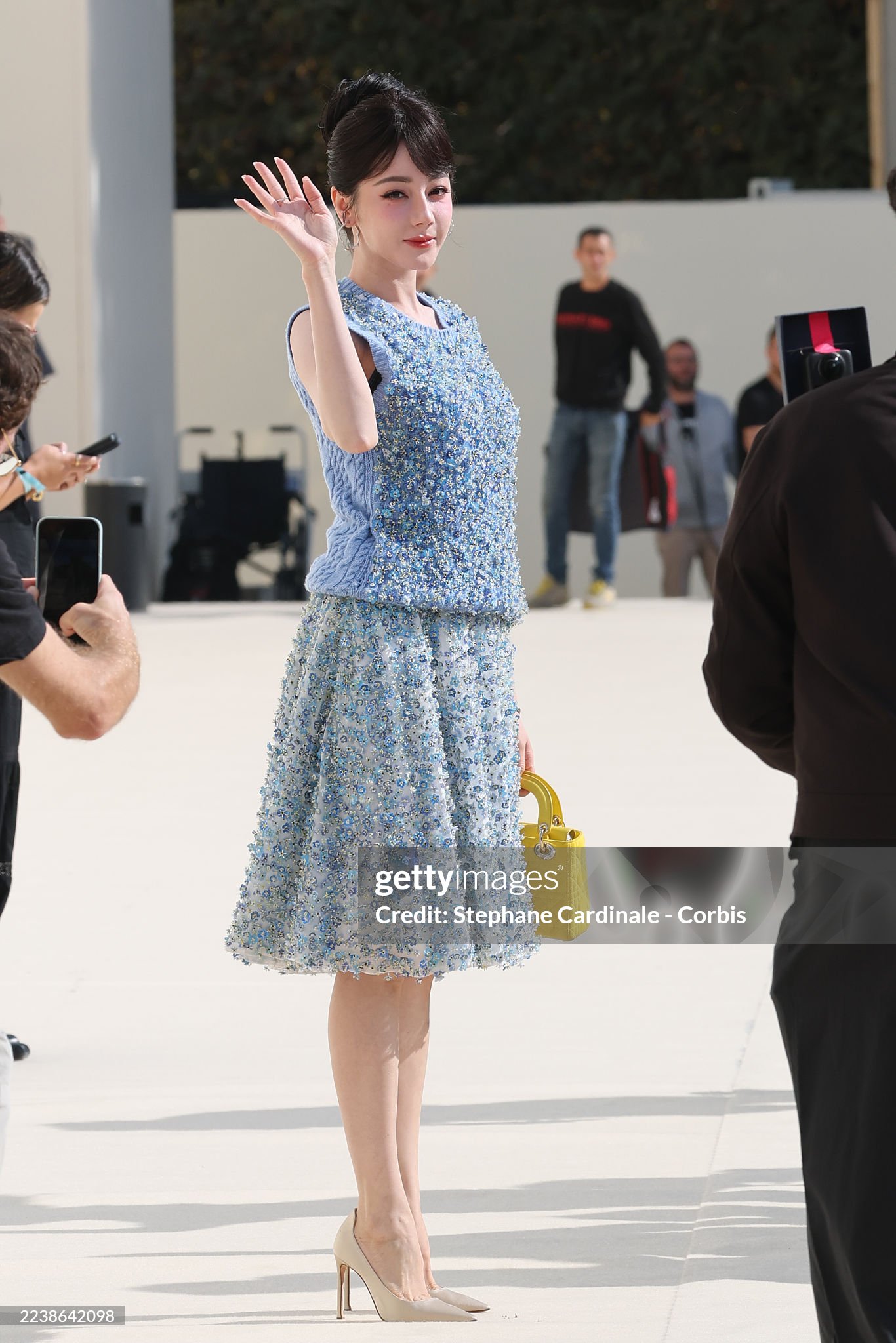 Địch Lệ Nhiệt Ba chưa thoát drama: Ảnh đẹp long lanh tại show Dior là giả, bị hãng cho mặc đồ giá trị thấp?- Ảnh 3.